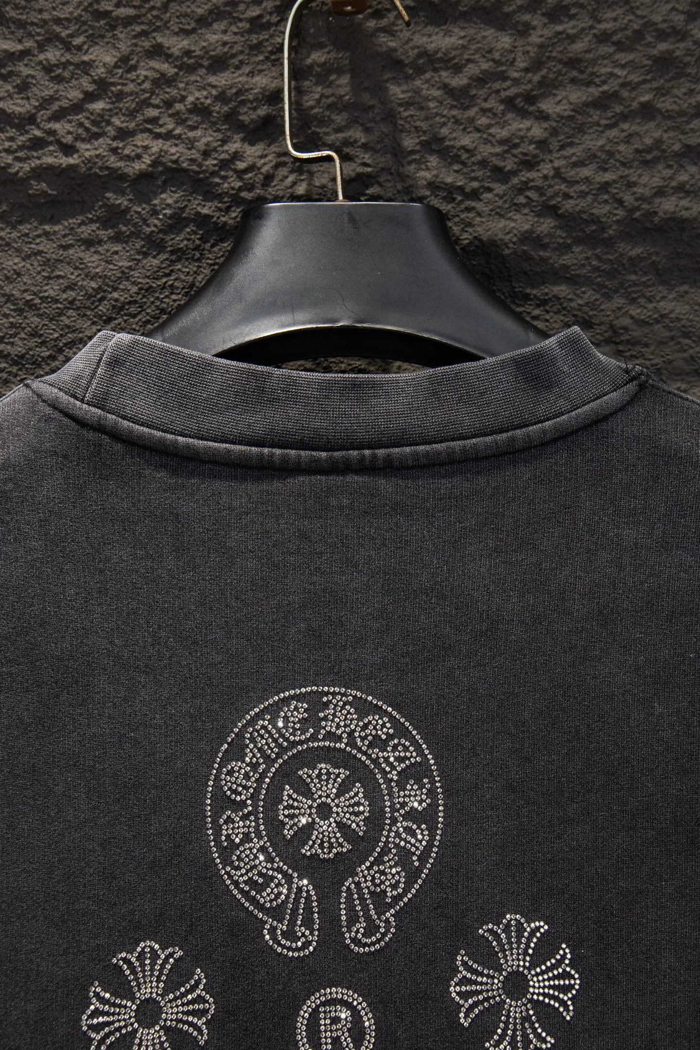 P270 🆕Chrome hearts new hot-drilled and stir-fried color sweatshirt. The os version is really charming. The Chrome family is also really unique. Every new season's new version is to the extreme. It is very practical and can be worn casually. Nice✔️ - ⚠️100% cotton. Made of custom-dyed terry cotton sweatshirt surface, 420g double-ply double yarn, comfortable to the touch. Made from imported knitting needle carded cotton, the thickness is moderate, drapey and contoured, making the upper body comfortable! ! It is very tolerant to fat body types and can instantly lose five pounds after wearing it!  Specially ordered many Austrian hot diamonds, which have the bling bling effect of natural crystals under the light, and multi-faceted reflective points, the production cost is extremely high. The laser molding includes a computer engraving machine and a laser machine, which are accurate in particle units. Finally, it is hot and set at high temperature. After hot stamping, the firmness needs to be tested repeatedly on the hot stamping. It can appear colorful and reflective under the light. The body is treated with anti-bottom fried color elements, which greatly increases the interest of the clothing; unique visual effects.  Hem Loose closing Double-layer fabric Good closing effect Exquisite seaming Color: Washed black Reverse stir-fried gray Size: S-M-L-XL
